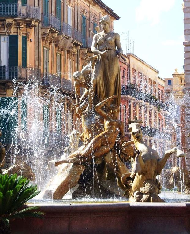 La fontaine de Diane place d'Archimède   La fontana du Diana Piazza Archimede