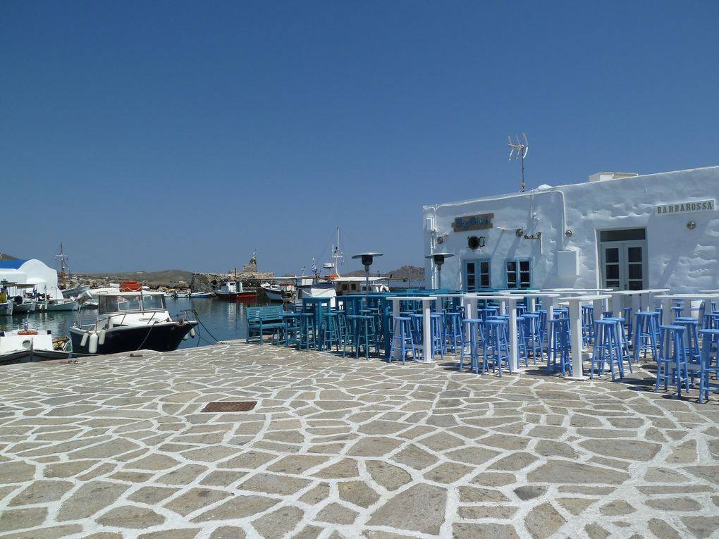 Naoussa est considéré comme l'un des plus beaux villages de toutes les Cyclades. Elle reste un village authentique qui possède tous les attributs traditionnels de la Grèce : petites maisons cubiques blanches, églises éclatantes de blancheur, ruelles étroites embellies de bougainvillées et de jasmin, terrasses animées…