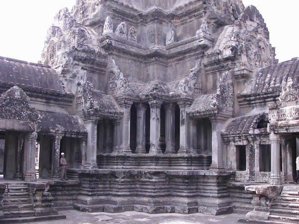 Ah Angkor ! Merveille des Merveilles !<br />Je ne vous mets qu'un petit echantillon de toutes les photos que nous avons prises, pour vous mettre l'eau a la bouche... En attendant la petite seance photo prevue a mon retour (j'en connais qui vont me detester)