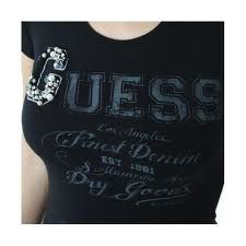 LAVER UN TEE SHIRT, UN PULL OU UNE ROBE AVEC DES PERLES OU DES PAILLETTES