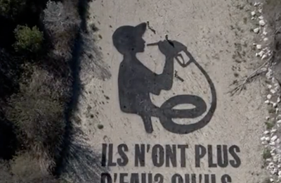 Dans le lit asséché de l'Agly, cette fresque dénonçant Total Energies : "Ils n’ont plus d’eau ? Qu’ils boivent du pétrole !"