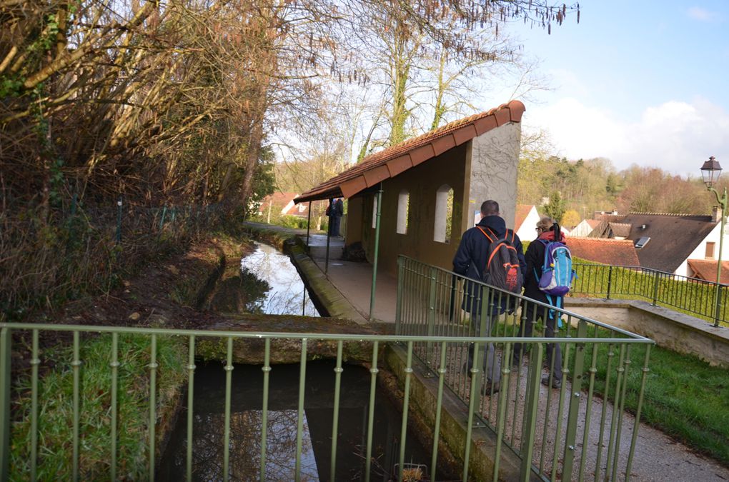 Départ de Oinville/Montcient : la cascade artificielle, le lavoir de Bachambre et celui de Gournay sur la Montcient. Puis le Moulin brulé qui abrite un gîte. .