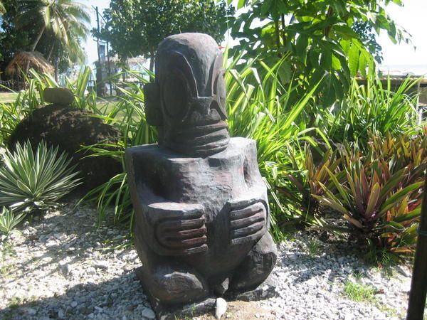 mariage polynesien, sculptures sur bois, pierre, p&eacute;troglyphes, par&eacute;os...