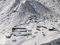 Du blanc partout, des sommets à perte de vue, des vallées incroyables, des gorges secrètes, l'Annapurna lui même et ses 4 sommets (8 091 m le plus haut) , le Dhaulagiri (8 167 m), l'Hiunchuli (6 441 m), le Machapuchare ou "Fish Tail" (6 993 m), le sacré, l'invaincu, le fier, le sauvage, le Mardi Himal (5 587 m), un parterre de stars, un véritable défilé de princes...