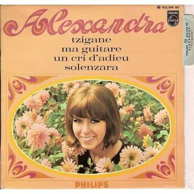 alexandra, une chanteuse allemande des années 1960 étudiant la comédie qui prenait sa guitare et composait