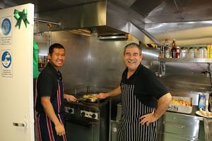 Eric et Giarto en cuisine, en train de nous préparer le repas de midi.