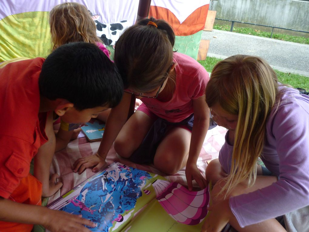 la "Charrette à Histoires" s'est promenée à la rencontre des enfants dans différents arrondissements de Lyon mais aussi à l'extérieur de la ville avec toujours plus d'albums à son bord.