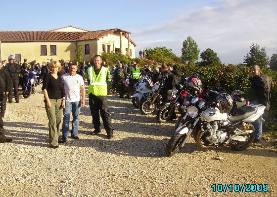 Les Motos Visitent le chai des « Vins du Tsar ».