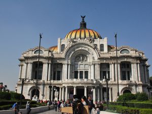 Le palais des beaux arts fut le premier opéra de Mexico. Il abrite maintenant le musée des beaux arts et un musée d'architecture