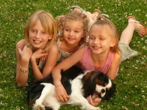 et voici les 3 blondinettes chloée, élisa et emma " et cirius le chien"