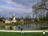 Le Hameau de la Reine, &agrave; Versailles, du c&ocirc;t&eacute; du Trianon...