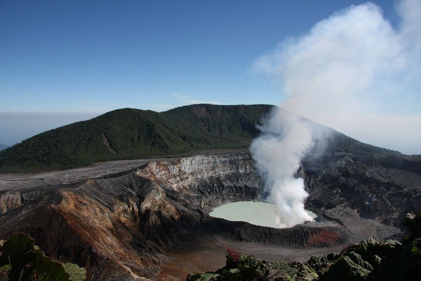 Photos du Volcan Poas avec ses fumerolles faites le 18 avril 2010. Tous droits réservés TACACORI EcoLodge - Alajuela - COSTA RICA. www.tacacori.com