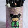 Pot à crayons "Kokeshi kimono vert"