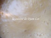  Mélanger le sucre et les oeuf, puis ajouter l’huile, le lait le jus de citron, mélanger encore puis incorporé la semoule, la noix de coco, l’amande, la vanilla, la levure et le zeste.    Dans un plateau beurré, verser le mélange puis enfourner pendant 25/30mn environ dans un four préchauffé à 180°C (dès que le gâteau et doré et que la pointe du coteau sorte sèche c'est que le gâteau est cuit).