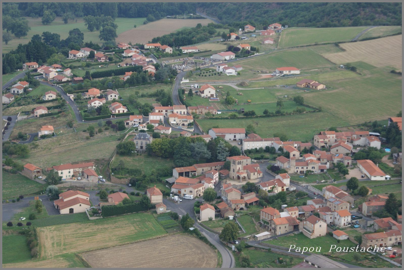 Le village de Vézézoux appartient à l'arrondissement de Brioude et au canton de Sainte Florine et fait parti d’Auzon communauté. Le code postal du village de Vézézoux est le 43390 et son code Insee est le 43261. 