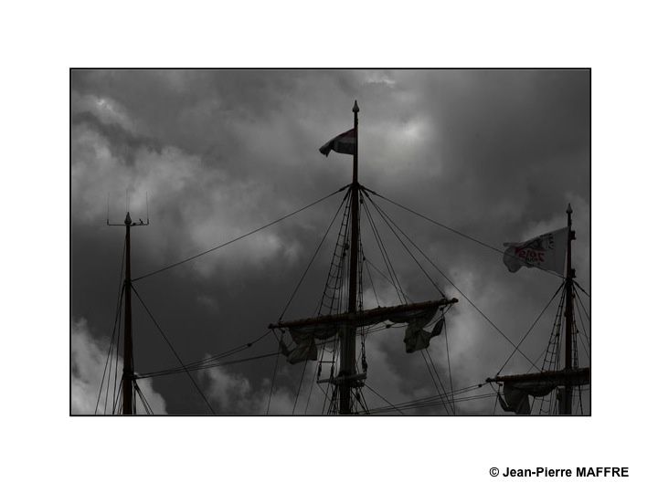 L'armada de Rouen 2019 a connu quelques courts passages nuageux d'une rare intensité : une véritable chance pour un photographe.