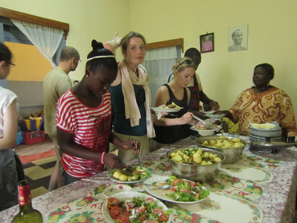Voici qq photos du début de notre voyage missionnaire, le départ de Bois Guillaume, l'arrivée à Roissy Charles de Gaulle, le voyage en avion et l'atterrissage à DOUALA le 14 juillet . Puis la 1ère visite en immersion là où travaille Sabine NO