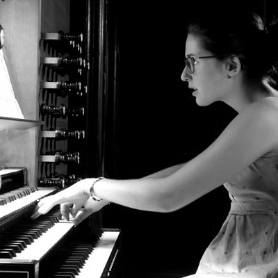 charlotte Dumas, une jeune organiste de 20 ans et une petite sœur marie, elle est repérée dans le monde très élitiste des jeunes organistes