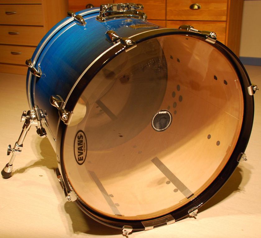 grosse caisse 22 x 18" ; 
érable 6 plis ; 
#292 Marine Blue Fade
