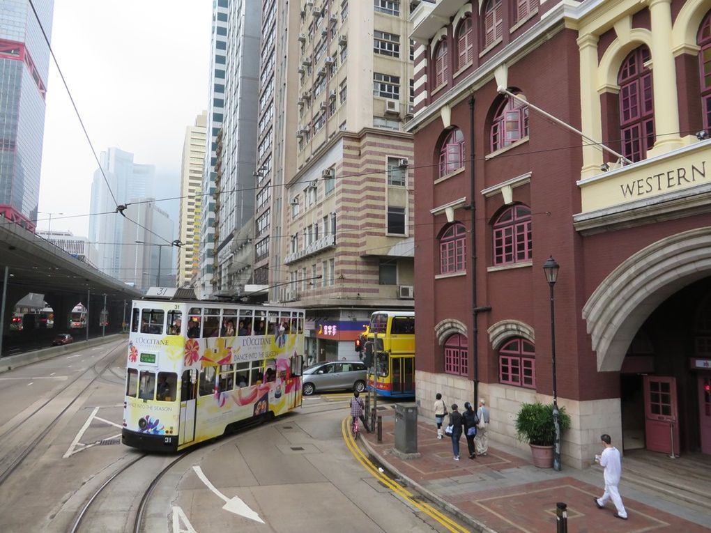 Les rues animées et étroites de Hong Kong, un petit air européen