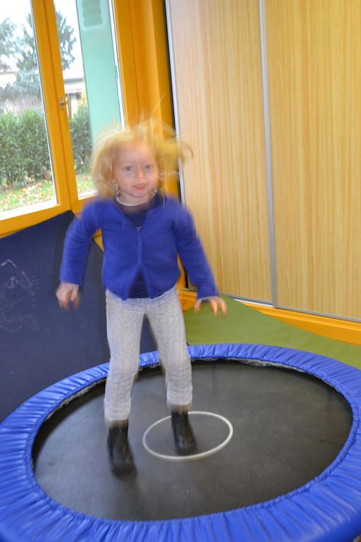 Depuis la rentrée, nous bénéficions du matériel Educ'Gym de la SCOL. Nous rampons, grimpons, marchons en équilibre, sautons, passons par dessus par dessous...