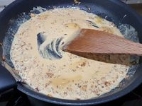 2 - Faire chauffer l'huile dans une poêle. Y faire suer l'échalote et le piment 1 mn. Ajouter le beurre de cacahuètes, les noix de cajou concassées, le zeste et jus de citron et saler. Verser le bouillon de volaille en remuant pour obtenir une préparation crémeuse et laisser mijoter sur feu doux 5 mn. Passer la sauce au mixeur et verser dans un bol ou une saucière.