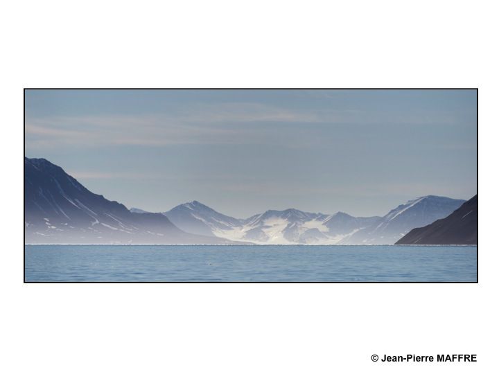 Le Spitzberg est une terre polaire du territoire du Svalbard situé à environ 1500km au nord de la Norvège et 1500 km à l'est du Groenland.