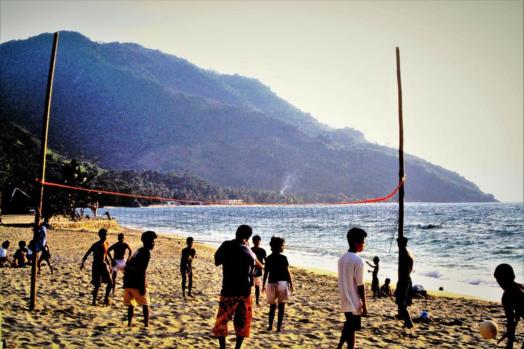 Les Philippins sont habituellement animés d'une grande joie de vivre et souriants. Dia 1: dégustation de vin de palme  dans l'île de Romblon. Dia 2: arrivée à Sibuyan, puis dias prises à Cebu;