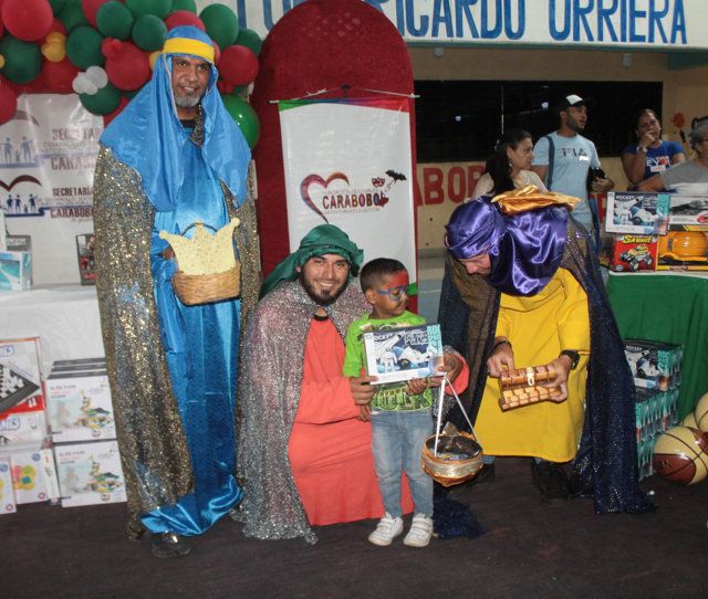 Más de 500 niños de Bella Florida al sur Valencia recibieron regalos en la bajada de los Reyes Magos