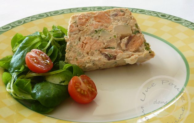 Terrine de noix de St Jacques, crevettes grises et saumon, sauce citronnée