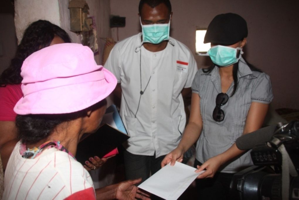 4 octobre 2011. Mialy Rajoelina et l'association Fitia Madagascar à la rescousse des diminués physiques de son quartier de résidence.
