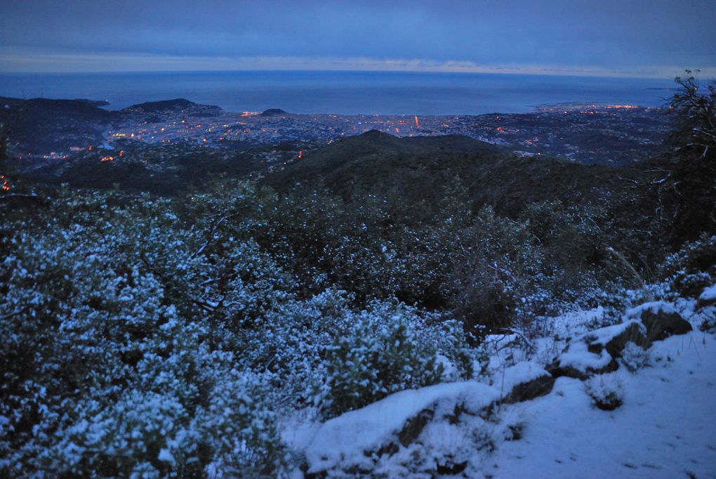 Premières Neiges sur les collines de Nice, le 26 Novembre 2010.
Photos prises du Mont Chauve à 750 M d'altitude.