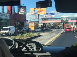 On sort de la capitale  direction  le Volcan Pacaya , le trafic est assez fluide ,on y sera dans 1 h 30   