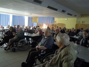 En compagnie de la chorale d'Andrezé, nous avons fêté les anniversaires du mois d'octobre. Nous avons pu les écouter et chanter en même temps. Ce fut un très bon après-midi qui c'est terminé en mangeant un bon gateau.                       