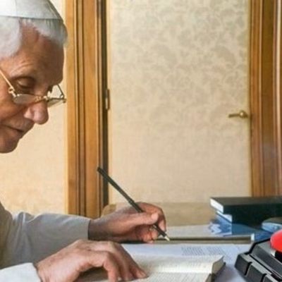 Trois hypothèses au sujet de Benoît XVI : approximatif, moderniste, ou auteur du Grand Reset catholique?