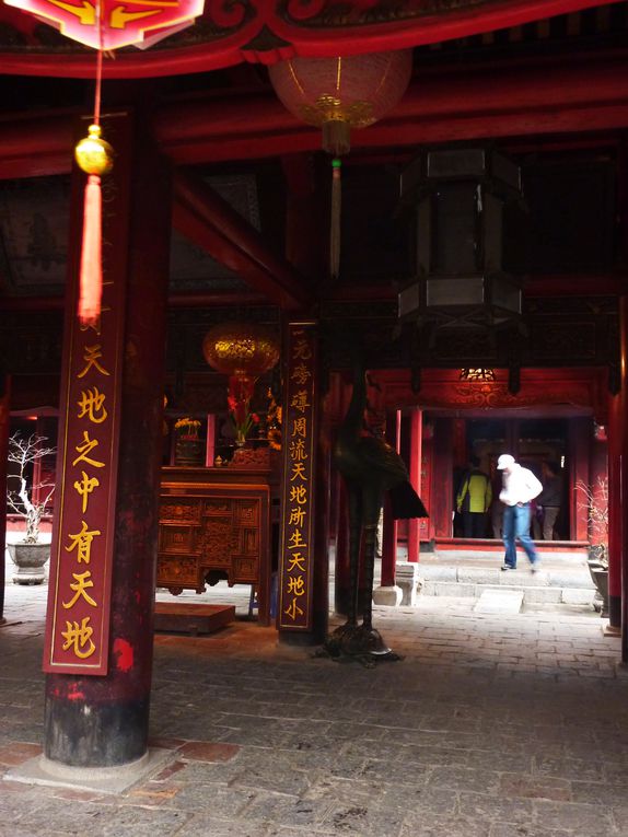 Le trajet depuis la frontiere, long :)
Premieres balades dans la ville grouillante d'Ha Noi
Temple de la Litterature