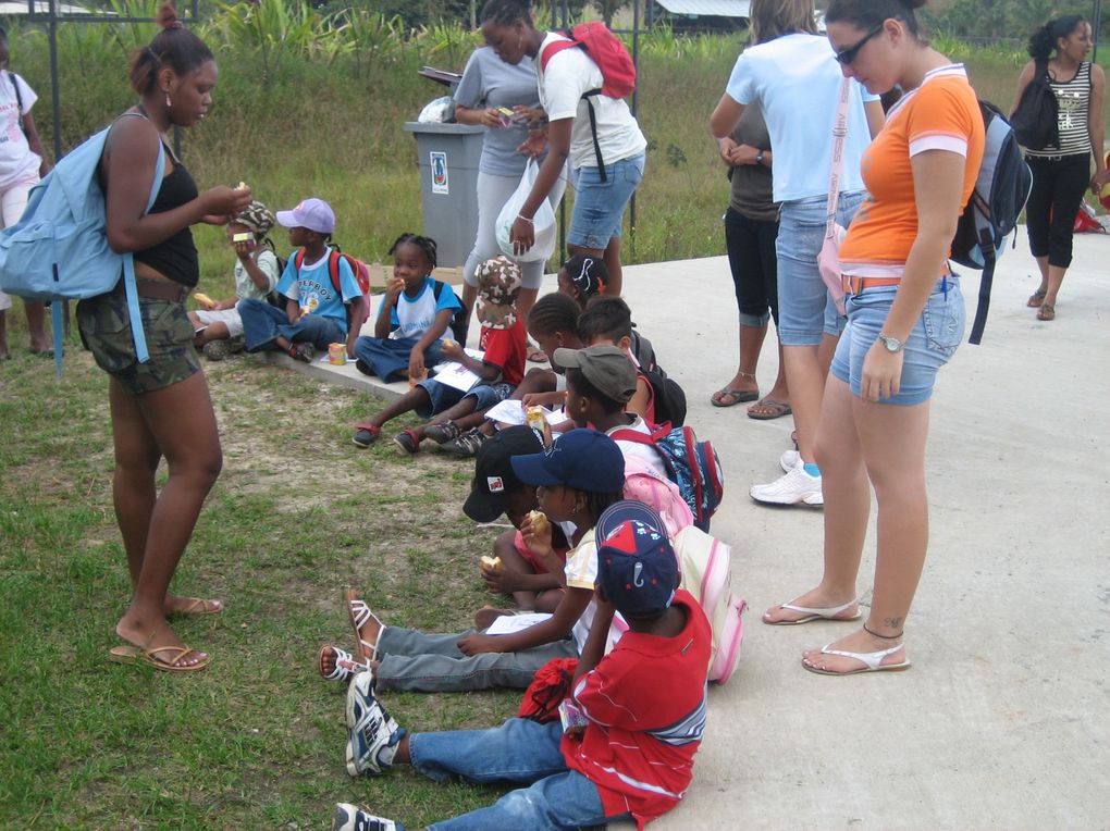 Emballer les cadeaux de Noël pour financer la sortie au zoo le 7 Mai 2009 avec des sections de maternelle