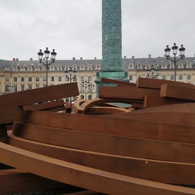 PARIS  PLACE VENDÔME._Installation en acier de l'artiste Bernard Venet". 