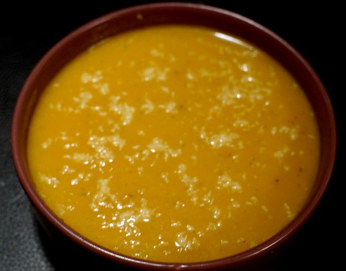 Soupe de potiron au beurre de cacahuète avec noix de coco râpé 