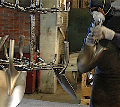 Pedro REYES transforme les armes pour planter des plantes