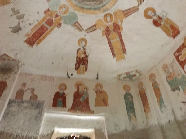 Nous pénétrons dans  la grotte - chapelle  de Daniel Kor Kor . , qui abrita le fondateur  vivant en Hermite pendant toute la construction de Myriam KorKor  et également lieu de pélerinage  