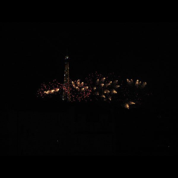 Our guests book and some pictures of fireworks over the Eiffel Tower - Notre livre d'Or et quelques photos sur le feu d'artifice du 14 juillet.