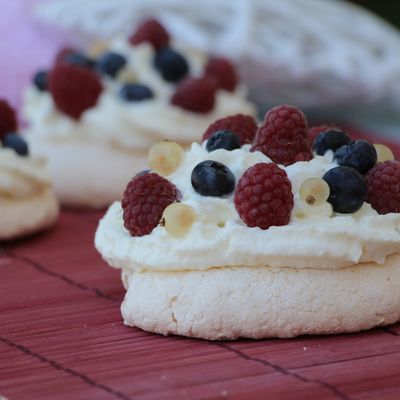 Pavlova aux fruits rouges et chantilly fruit de la passion