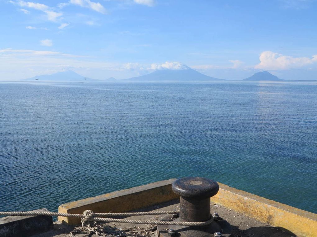 petit café sur le port de Jailolo au matin, puis vedette jusqu'à Ternate.