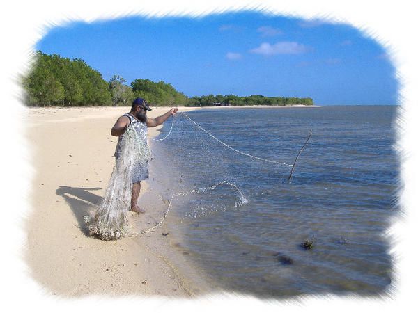 Ito et Dash nous font une petite démonstration de pêche à la senne... A marée montante, on place, tenu par des piquets plantés dans le sable, ce filet dans l'eau pour qu'il retienne les poissons à marée descendante...