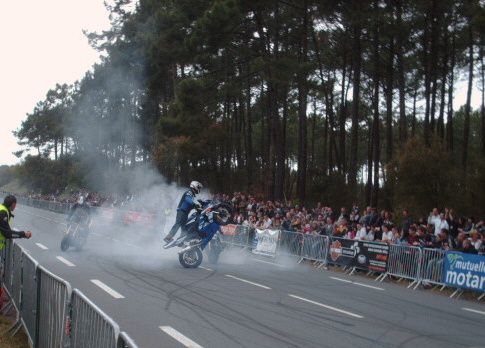 fête de la moto à TARNOS, stunt, weeling et figures diverses de l'écossais Carmichael et de "lève ta roue" (local)  