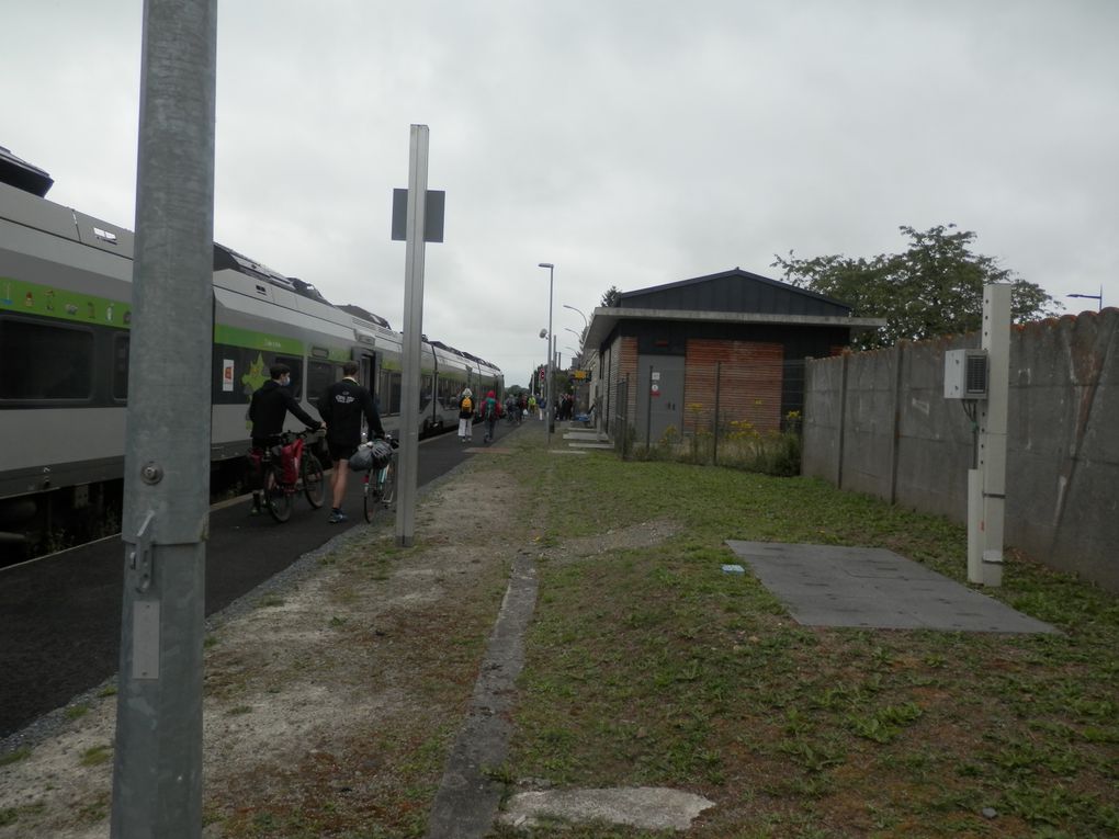 Dans le train et à la gare de Pontorson l Photos Collectif de défense des axes ferroviaires sud normandie