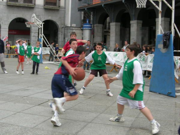 Journée du samedi 7 juin 2008. De nombreux jeunes du club sont allés participer au tournoi de street basket organisé par Azpeitia