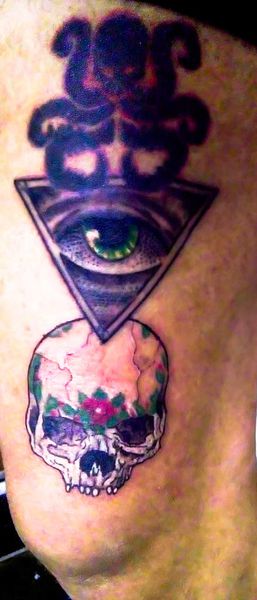 illuminati crane et hydra tatouage en cours 