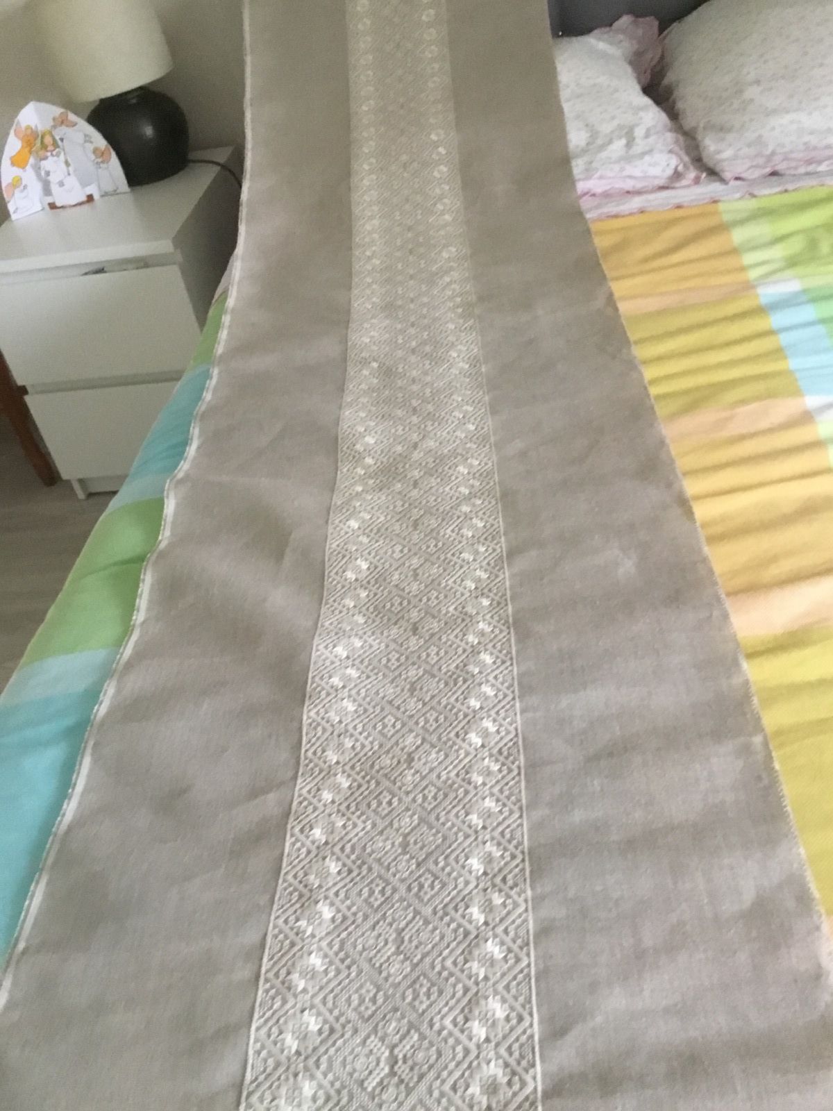 Chemin de table brodé en broderie Frisian Whitework 